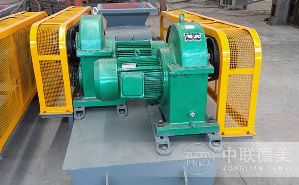 1.jpg 對(duì)輥破碎機(jī)